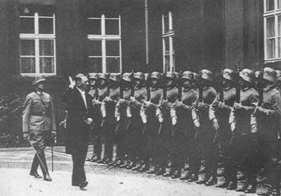 兴登堡逝世,希特勒继任德国总统