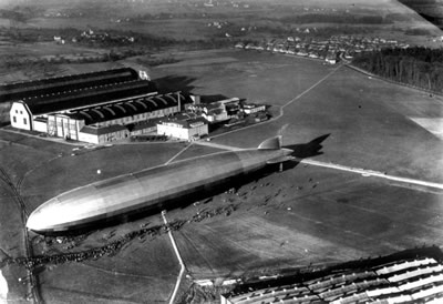 德国人齐柏林设计的人类第一艘飞艇首航成功